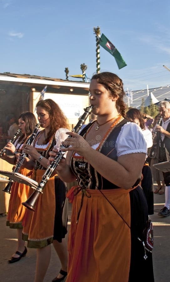 Munich, Oktoberfest- band, women playing