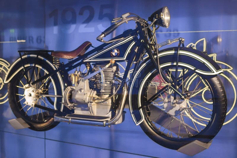 MUNICH - TYSKLAND, JUNI 17: BMW R 66 skurkrollmotorcykel vid visade BMW arkivbilder MUNICH - TYSKLAND, JUNI 17: BMW R 66 skurkrollmotorcykel vid visade BMW arkivbilder
