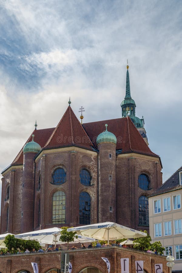 Munich Tyskland September 22, 2018: Sikt till församlingkyrkan av arkivfoton Munich Tyskland September 22, 2018: Sikt till församlingkyrkan av arkivfoton
