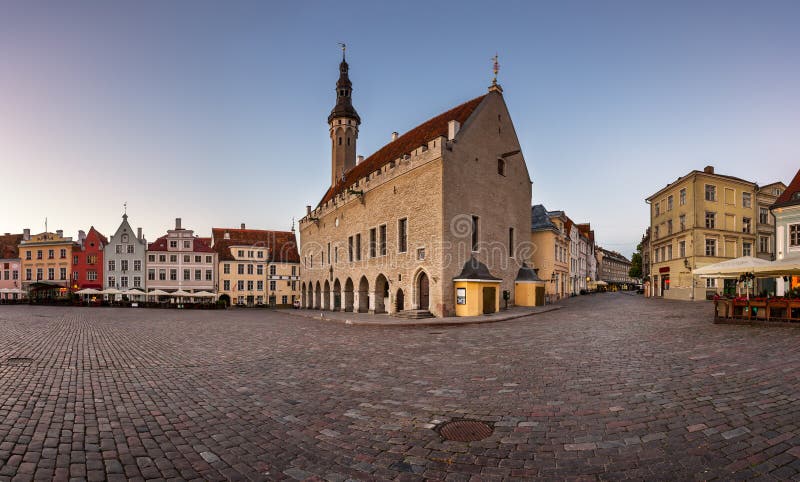 Municipio di Tallinn e quadrato di Raekoja di mattina, Tallinn fotografia stock libera da diritti Municipio di Tallinn e quadrato di Raekoja di mattina, Tallinn fotografia stock libera da diritti