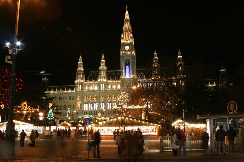 Municipio di Vienna nella notte, tempo di natale immagine stock libera da diritti Municipio di Vienna nella notte, tempo di natale immagine stock libera da diritti
