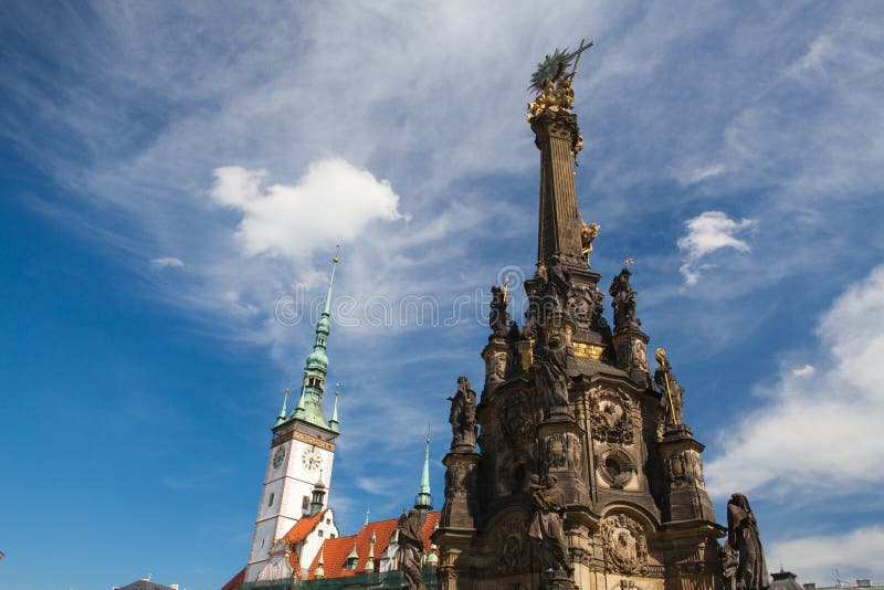 Municipio e colonna della trinità santa, Olomouc, repubblica Ceca fotografia stock Municipio e colonna della trinità santa, Olomouc, repubblica Ceca fotografia stock