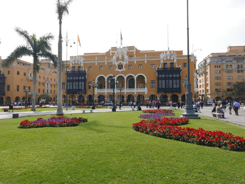 Municipio giallo e bianco nel centro di Lima. Lima, Perù 26 ottobre 2016 Palazzo giallo e bianco di municipio nel centro storico di Lima Le costruzioni hanno grandi balconi di legno storici e coloniali e sono fronte individuato al quadrato principale È protetto dall'Unesco