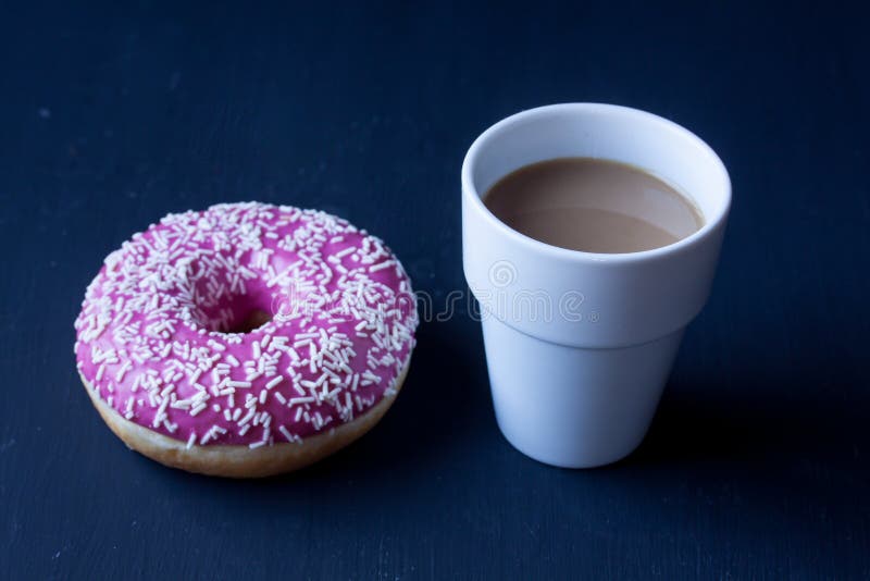 Munk och kaffe royaltyfri fotografi Munk och kaffe royaltyfri fotografi