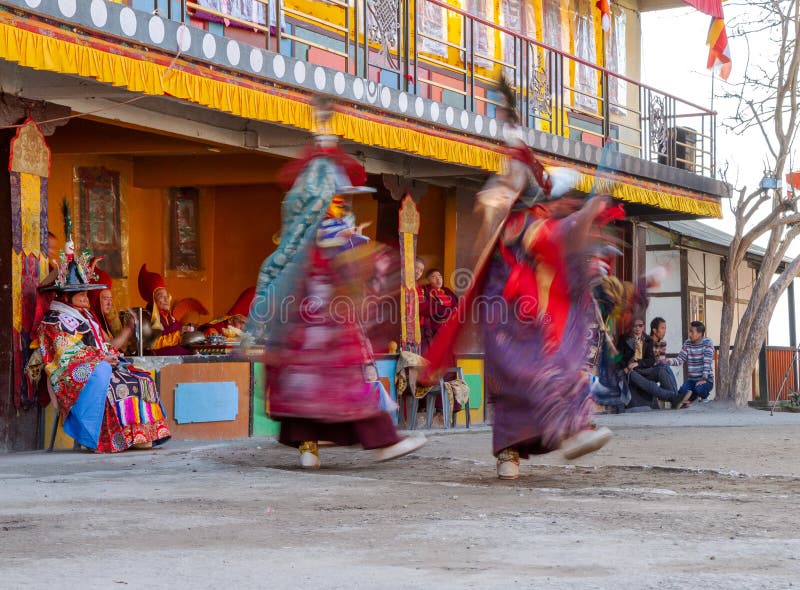Munkar utför maskerad och kostymerad dans av tibetan buddism under Chamdansfestivalen Dansare gjorde suddig rörelse arkivbilder Munkar utför maskerad och kostymerad dans av tibetan buddism under Chamdansfestivalen Dansare gjorde suddig rörelse arkivbilder