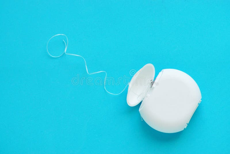Muntlig hygien, tand- hygien genom att använda tand- hjälpmedel, tandtråd, irrigator, borste, tuggummi royaltyfri foto Muntlig hygien, tand- hygien genom att använda tand- hjälpmedel, tandtråd, irrigator, borste, tuggummi royaltyfri foto