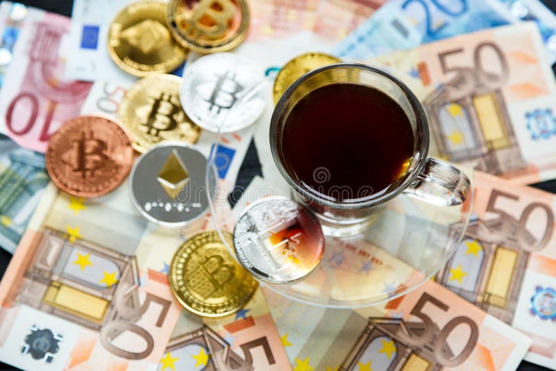 Muntstukken Bitcoin - crypto munt en traditioneel geld De keus van de moderne wereld Investeringen, cryptocurrency digitale betal stock foto's Muntstukken Bitcoin - crypto munt en traditioneel geld De keus van de moderne wereld Investeringen, cryptocurrency digitale betal stock foto's
