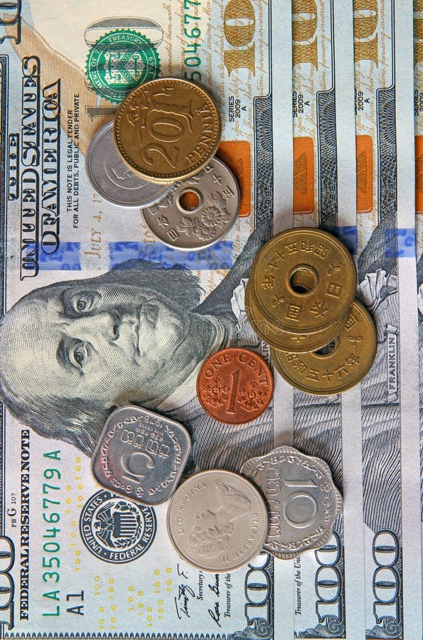 Muntstukken van verschillende landen op de achtergrond van nieuwe hundre royalty-vrije stock afbeeldingen Muntstukken van verschillende landen op de achtergrond van nieuwe hundre royalty-vrije stock afbeeldingen