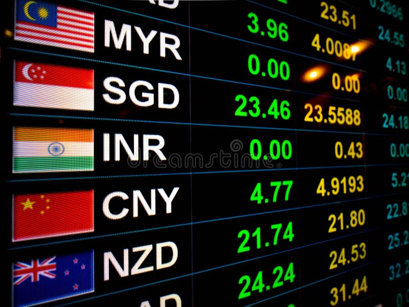 Muntwisselkoers op digitale vertoningsmonitor bij Bank stock fotografie Muntwisselkoers op digitale vertoningsmonitor bij Bank stock fotografie