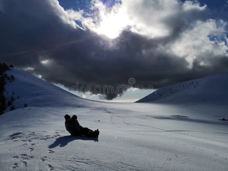 Munți acoperiți de zăpadă și nori dramatici stock photos