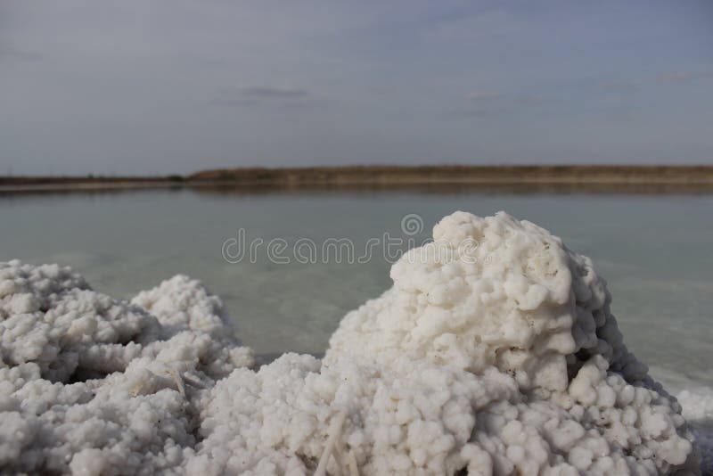 Munți de sare și macara de la etaj. extracția mineralelor royalty free stock images
