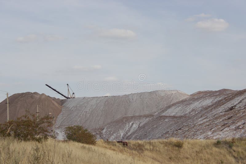 Munți de sare și macara de la etaj. extracția mineralelor stock photos