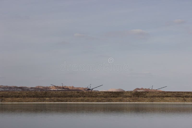 Munți de sare și macara de la etaj. extracția mineralelor royalty free stock photo