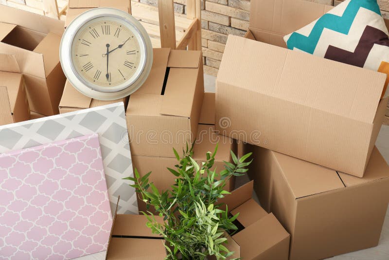 Muova il concetto della casa Contenitori ed effetti personali di cartone immagini stock Muova il concetto della casa Contenitori ed effetti personali di cartone immagini stock