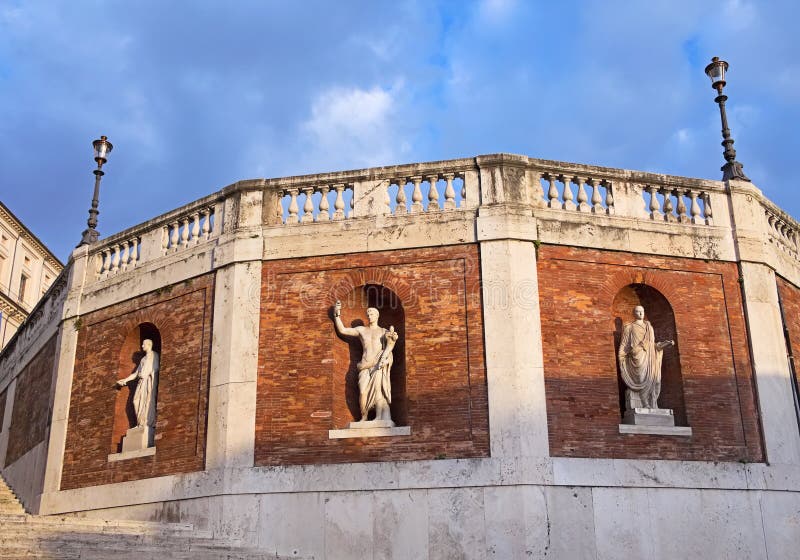 Mur avec les statues antiques autour du palais de Quirinal (Palazzo De images stock Mur avec les statues antiques autour du palais de Quirinal (Palazzo De images stock