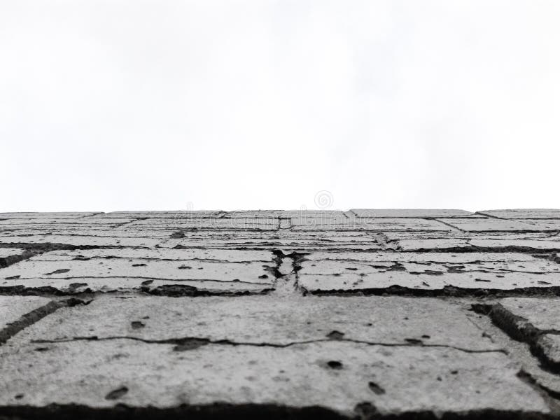 Mur de briques cassé noir et blanc avec le ciel photo stock Mur de briques cassé noir et blanc avec le ciel photo stock
