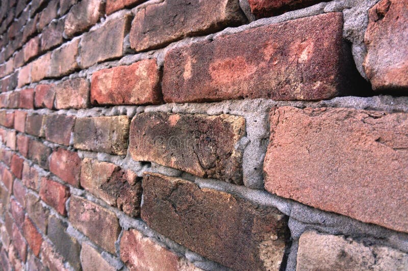 Mur de briques fait de briques rouges très vieilles à partir d'étroit photos libres de droits Mur de briques fait de briques rouges très vieilles à partir d'étroit photos libres de droits