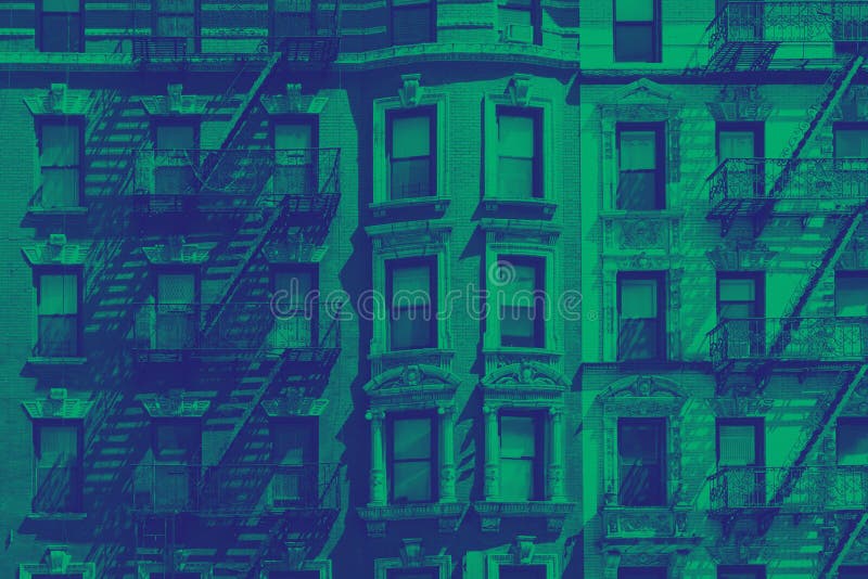 Mur de bâtiment de New York City des fenêtres en vert bleu photos stock Mur de bâtiment de New York City des fenêtres en vert bleu photos stock