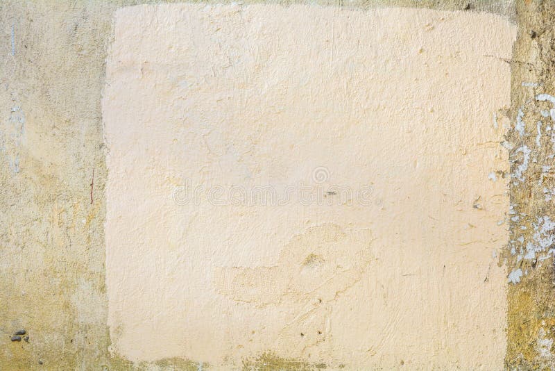 Mur de béton de couleur de sable avec les fissures et la place blanche peinte photo libre de droits Mur de béton de couleur de sable avec les fissures et la place blanche peinte photo libre de droits