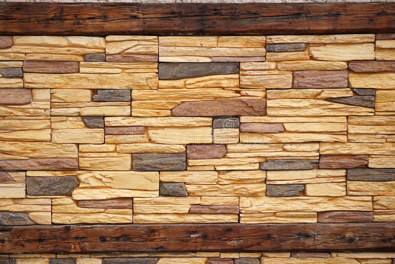 Mur de maçonnerie en bois et en pierre rouillé image libre de droits Mur de maçonnerie en bois et en pierre rouillé image libre de droits