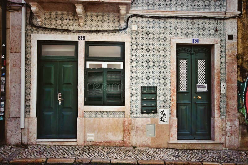 Mur de tuile avec les portes vertes à Lisbonne photographie stock Mur de tuile avec les portes vertes à Lisbonne photographie stock