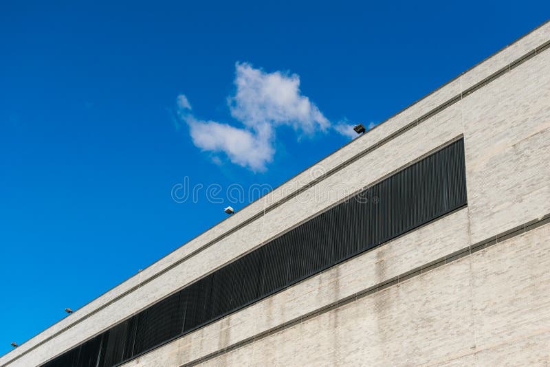 Mur extérieur sans fenêtres d'un bâtiment commercial grand à New York City, Harlem, NY, Etats-Unis photo stock Mur extérieur sans fenêtres d'un bâtiment commercial grand à New York City, Harlem, NY, Etats-Unis photo stock
