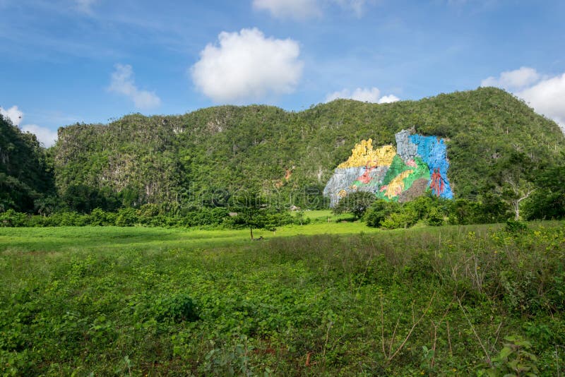 Mural de la Prehistoria en el valle de Vinales foto de archivo Mural de la Prehistoria en el valle de Vinales foto de archivo