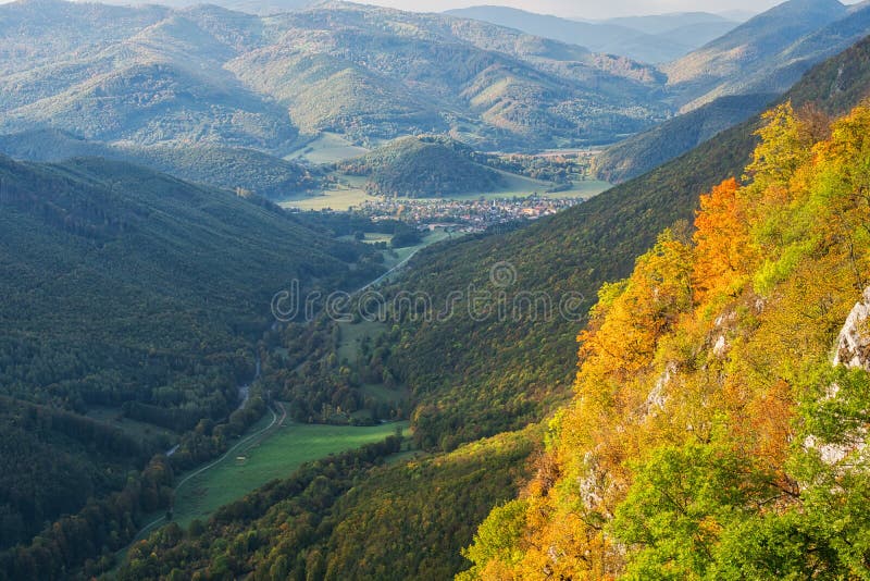 Muranská vesnice ze Siance během podzimu