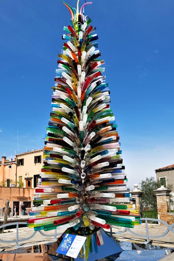 Murano, nahe Venedig, Italien Weihnachtsbaum gemacht von den bunten Glasrohren Die Aufschrift lizenzfreie stockfotos Murano, nahe Venedig, Italien Weihnachtsbaum gemacht von den bunten Glasrohren Die Aufschrift lizenzfreie stockfotos