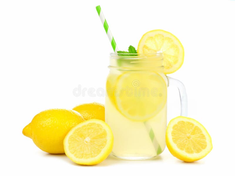 Murarekrus av lemonad med citroner och sugrör över vit