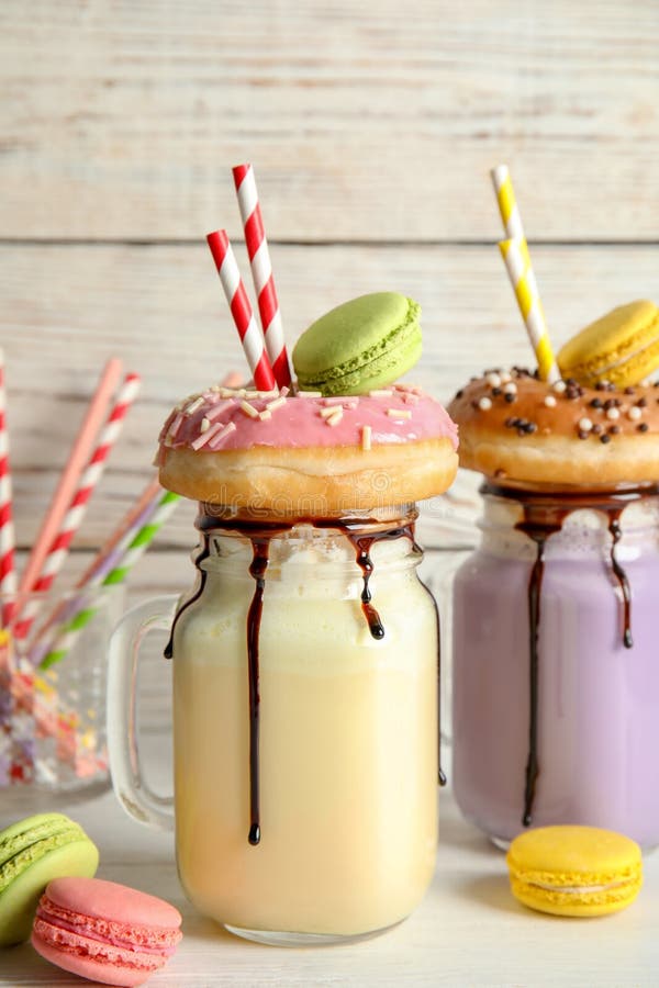 Murarekrus med den läckra milkshaken arkivfoton