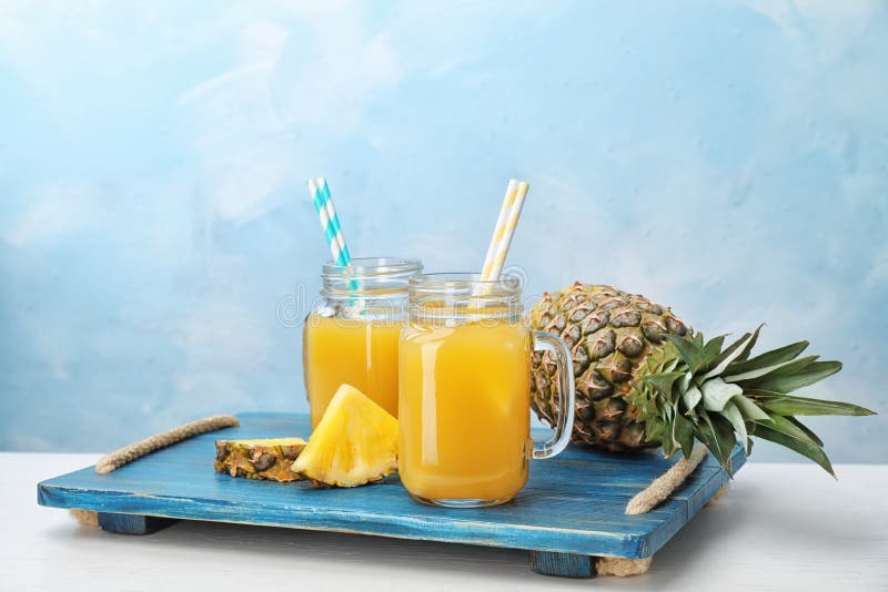 Murarekrus med läcker ananasfruktsaft fotografering för bildbyråer
