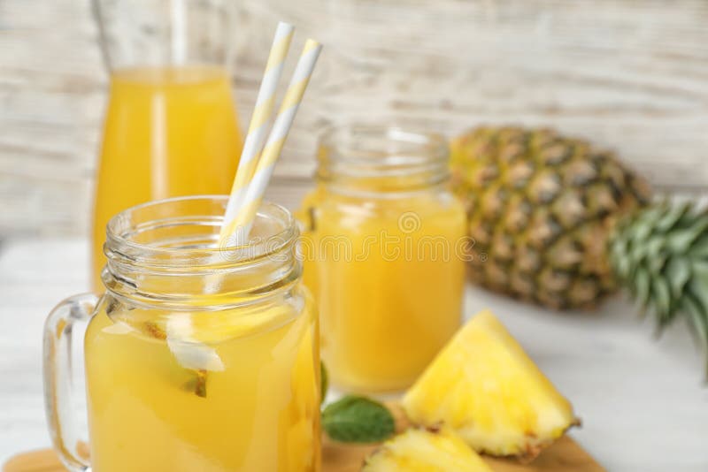 Murarekrus med läcker ananasfruktsaft royaltyfri bild