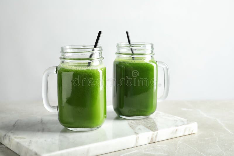 Murarekrus med läcker detoxfruktsaft arkivbild