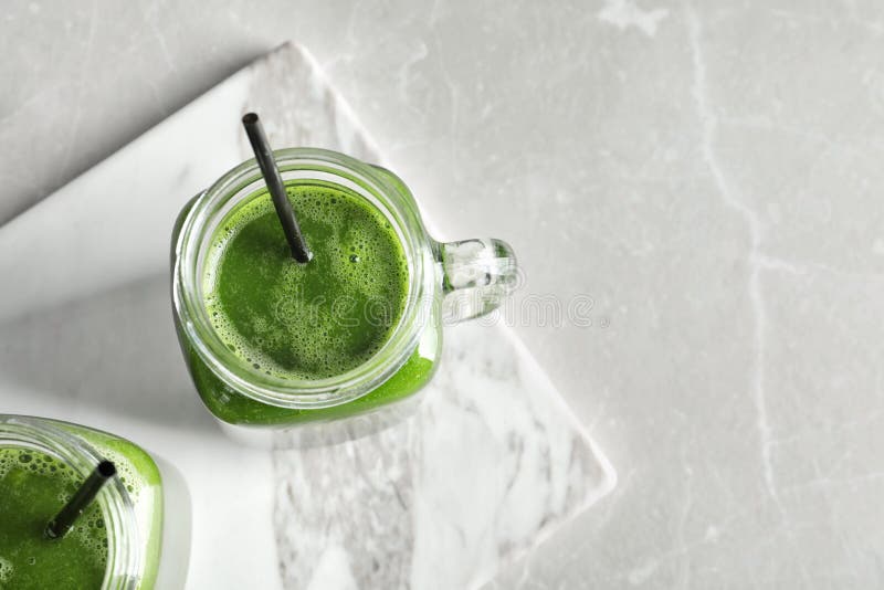 Murarekrus med läcker detoxfruktsaft på tabellen arkivfoto