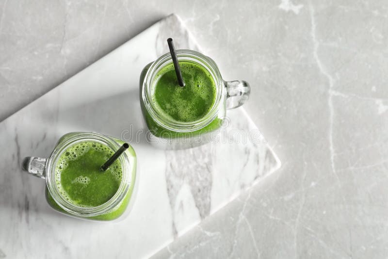Murarekrus med läcker detoxfruktsaft på tabellen royaltyfri foto