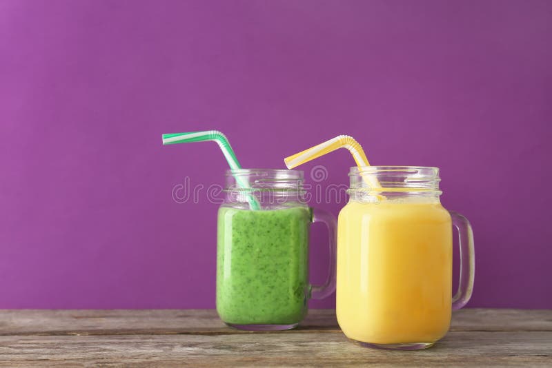 Murarekrus med läckra detoxsmoothies arkivbild