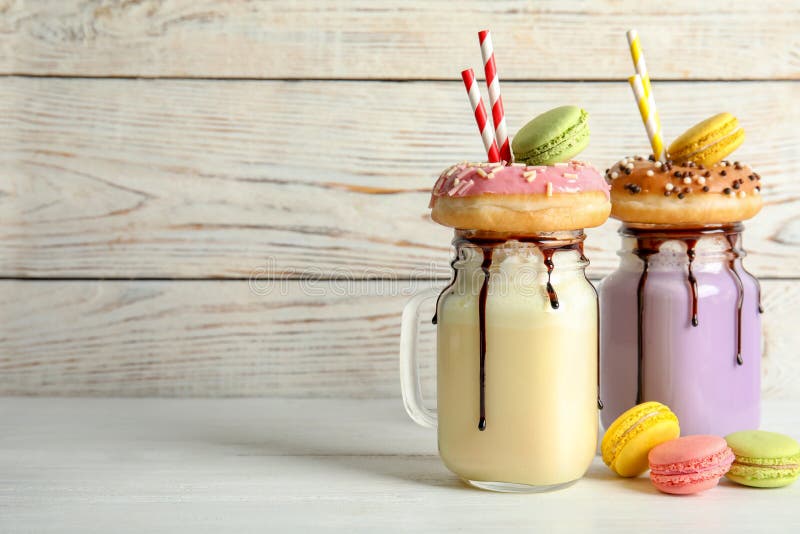 Murarekrus med läckra milkshakar royaltyfri fotografi