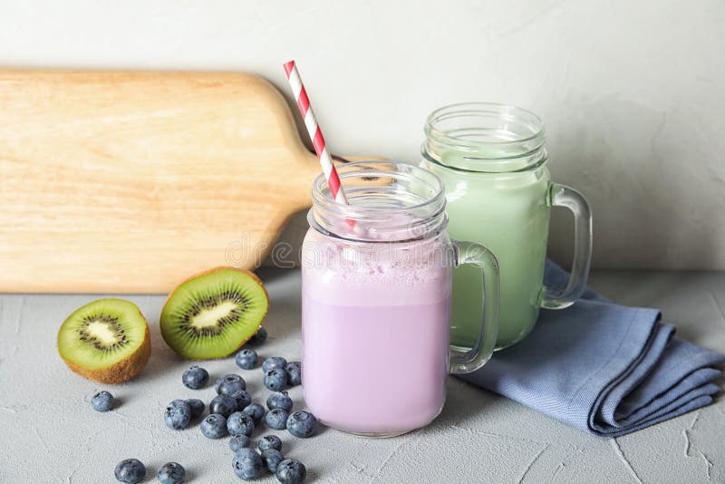 Murarekrus med läckra milkshakar och ingredienser royaltyfri foto