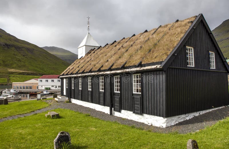 Murawy Faroe domowa kościelna wyspa, północny atlantyk zdjęcie royalty free
