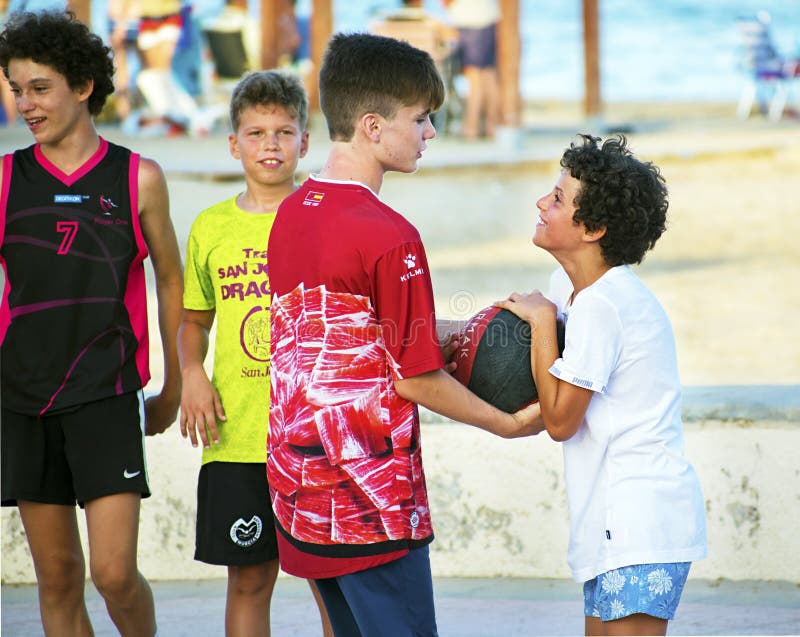 Murcie, Espagne, 24 août 2019 : Groupe d'amis jouant au basket dans la rue près de la plage photographie stock Murcie, Espagne, 24 août 2019 : Groupe d'amis jouant au basket dans la rue près de la plage photographie stock