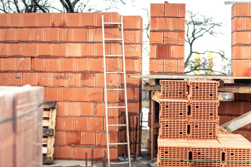 Muri la costruzione con i mattoni professionali, cantiere di nuova casa fotografia stock Muri la costruzione con i mattoni professionali, cantiere di nuova casa fotografia stock