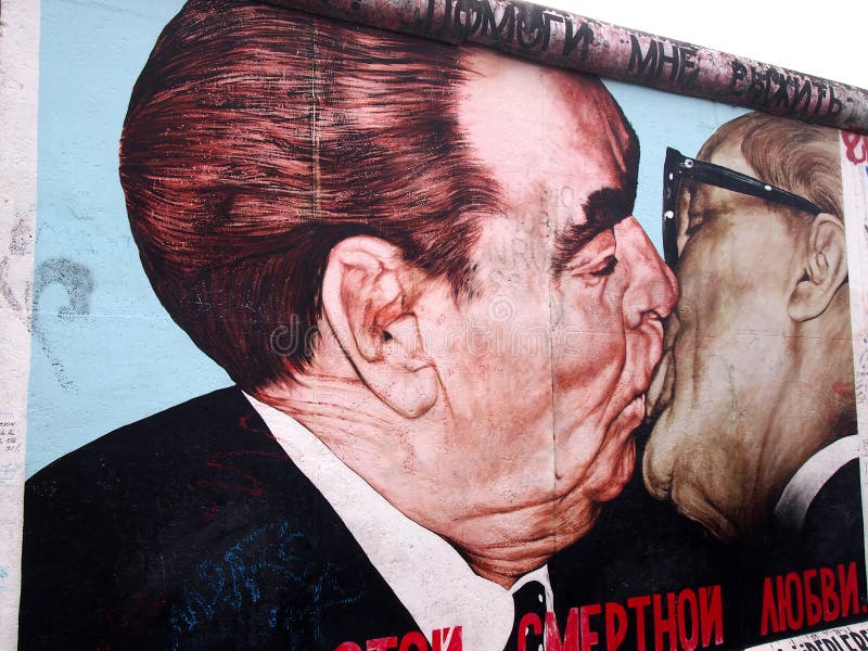 MURO DE BERLÍN - beso entre la pintura de Brezhnev y de Honeker en Berlin Wall en zona este galería el 22 de septiembre de 2014 e fotografía de archivo libre de regalías MURO DE BERLÍN - beso entre la pintura de Brezhnev y de Honeker en Berlin Wall en zona este galería el 22 de septiembre de 2014 e fotografía de archivo libre de regalías