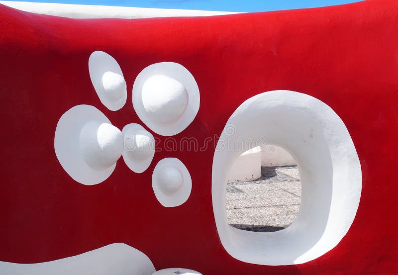 Muro de cemento curvado pintado rojo con los detalles blancos imagen de archivo Muro de cemento curvado pintado rojo con los detalles blancos imagen de archivo