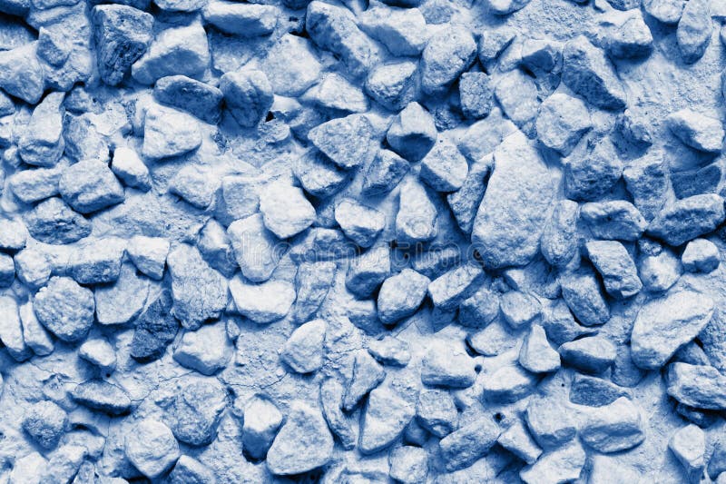 Muro de la casa blanca hecho de paneles de hormigón de piedras pequeñas pintado en el clásico color azul trendy del año 2020 imagenes de archivo Muro de la casa blanca hecho de paneles de hormigón de piedras pequeñas pintado en el clásico color azul trendy del año 2020 imagenes de archivo