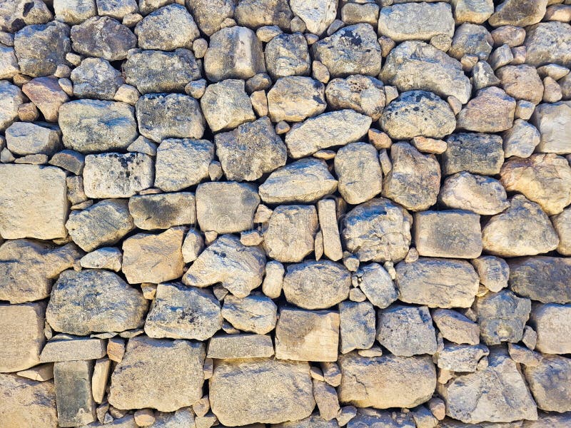 Muro De Pedra Com Musgo E Plantas Verdes. Captura De Reforço Da Via De  Cobertura. Pavimentação De Pedra Natural No Parque Próximo. Imagem de Stock  - Imagem de velho, estrutura: 262768673