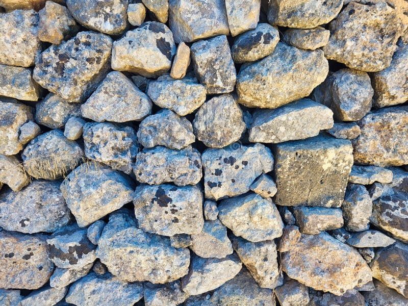 Muro De Pedra Com Musgo E Plantas Verdes. Captura De Reforço Da Via De  Cobertura. Pavimentação De Pedra Natural No Parque Próximo. Imagem de Stock  - Imagem de velho, estrutura: 262768673