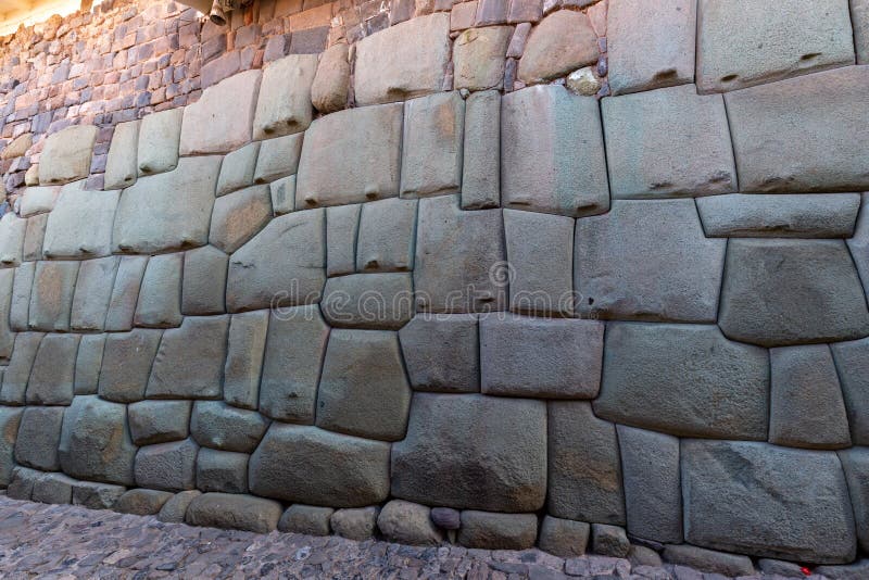 Uma Seção De Um Muro De Pedra Antiga Em Ollantaytambo Em Peru. Foto de  Stock - Imagem de artesanato, arquitetura: 266757124