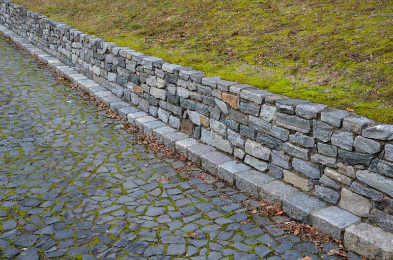 Muro De Retenção De Pedra Dura, Belamente Dobrado, Unido Com Argamassa De  Cimento. Pedra Calcária Amarela-amarela-acastanhada. Pos Imagem de Stock -  Imagem de tijolo, elevado: 230338823