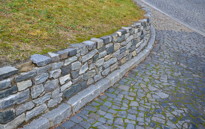 Muro De Retenção De Pedra Dura, Belamente Dobrado, Unido Com Argamassa De  Cimento. Pedra Calcária Amarela-amarela-acastanhada. Pos Imagem de Stock -  Imagem de tijolo, elevado: 230338823